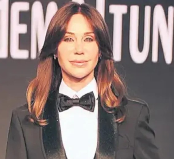 Demet Şener podyumda