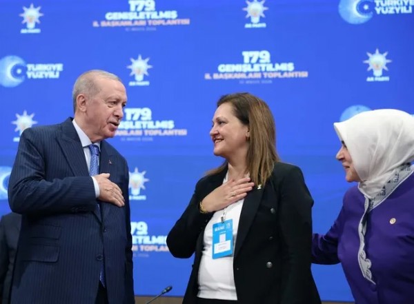 CHP'de Koltuk Kavgası AK Parti'de Hizmet Siyaseti Var! Burcu Köksal'dan Özel Ve Ekibine Sert Sözler
