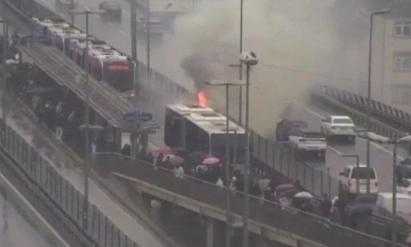 İstanbul'da metrobüste yangın: Seferlerde aksama yaşandı