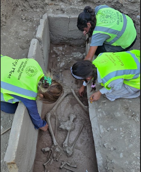 ASPENDOS'TA 2 BİN 400 YILLIK GÜREŞÇİ MEZARI KEŞFEDİLDİ