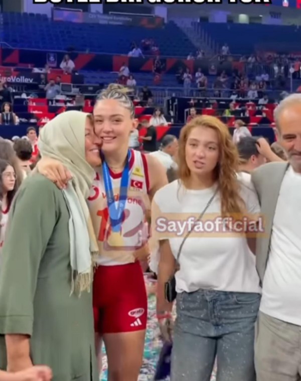 Zehra Güneş’in annesinin gururlu bakışları gündem oldu: “Ne büyük mutluluk”